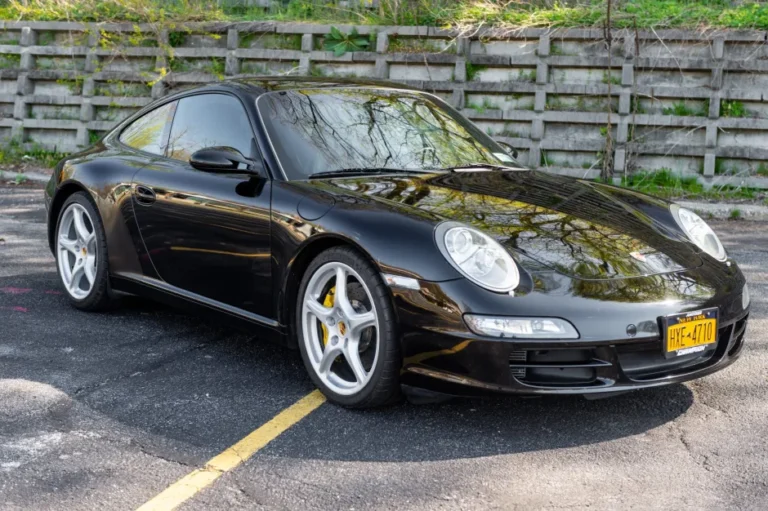 Porsche 911 Carrera: Ikon Mobil Sport yang Memadukan Performa dan Elegansi