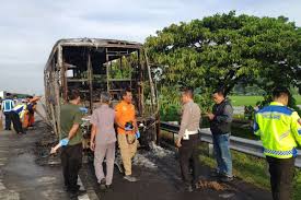 Daimler Bantah Bus Cititrans yang Terbakar Hebat di Tol Nganjuk Bersasis Mercedes-Benz